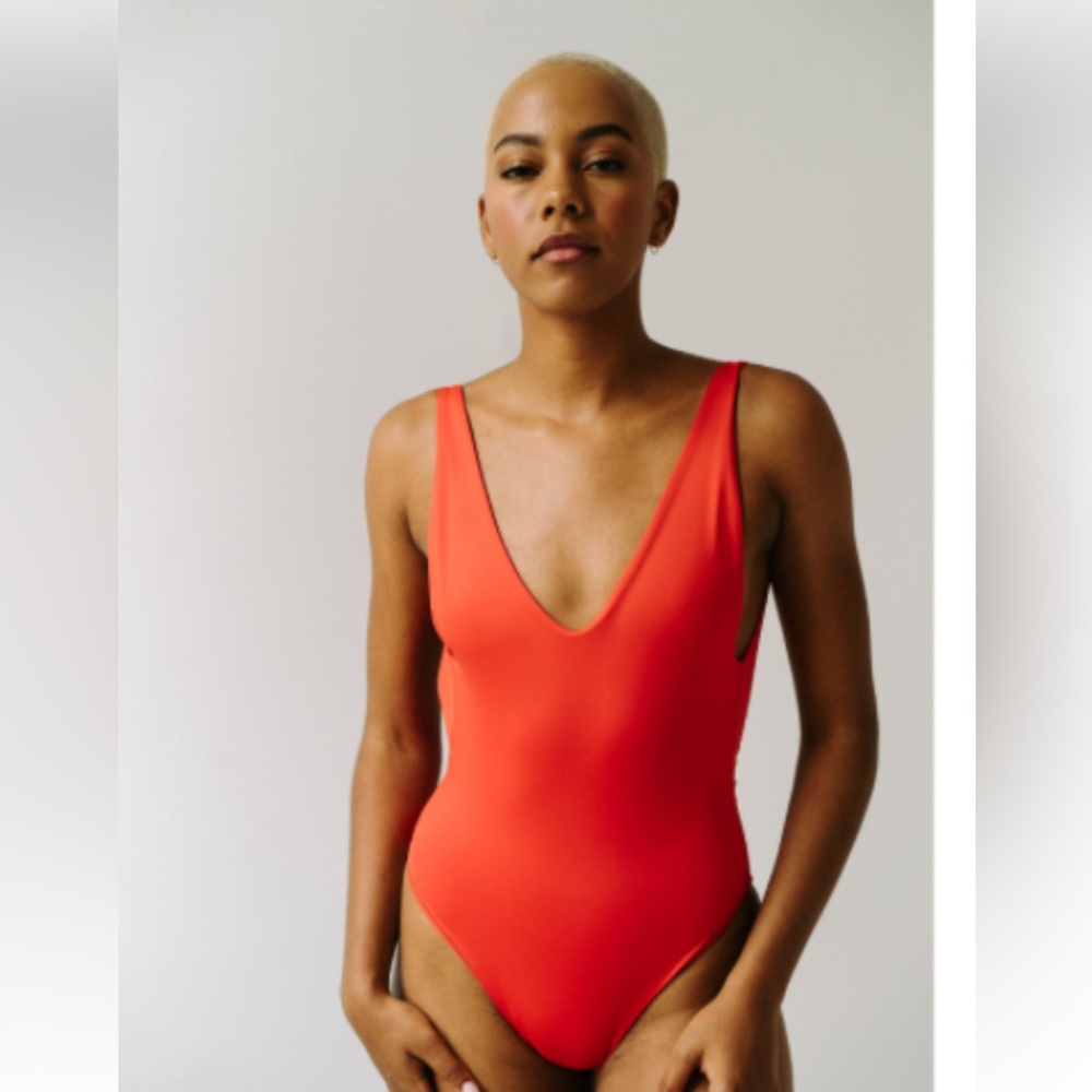 Londre Minimalist Chili Pepper Red One-Piece Swimsuit
Small Long NWT